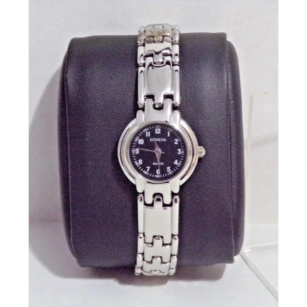 Geneva Quartz Woment's Wristwatch Silver & Black Face 8